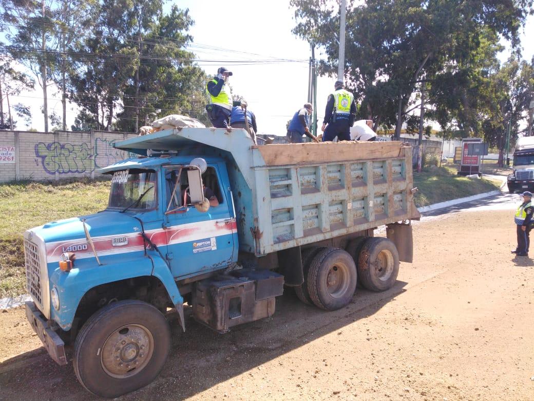 InfraVN's tweet photo. Infraestructura, atendiendo la emergencia de derrame de acido y lubricante sobre el asfalto en el Km. 19 C-A Norte. https://t.co/Q0PAO0Xvi7