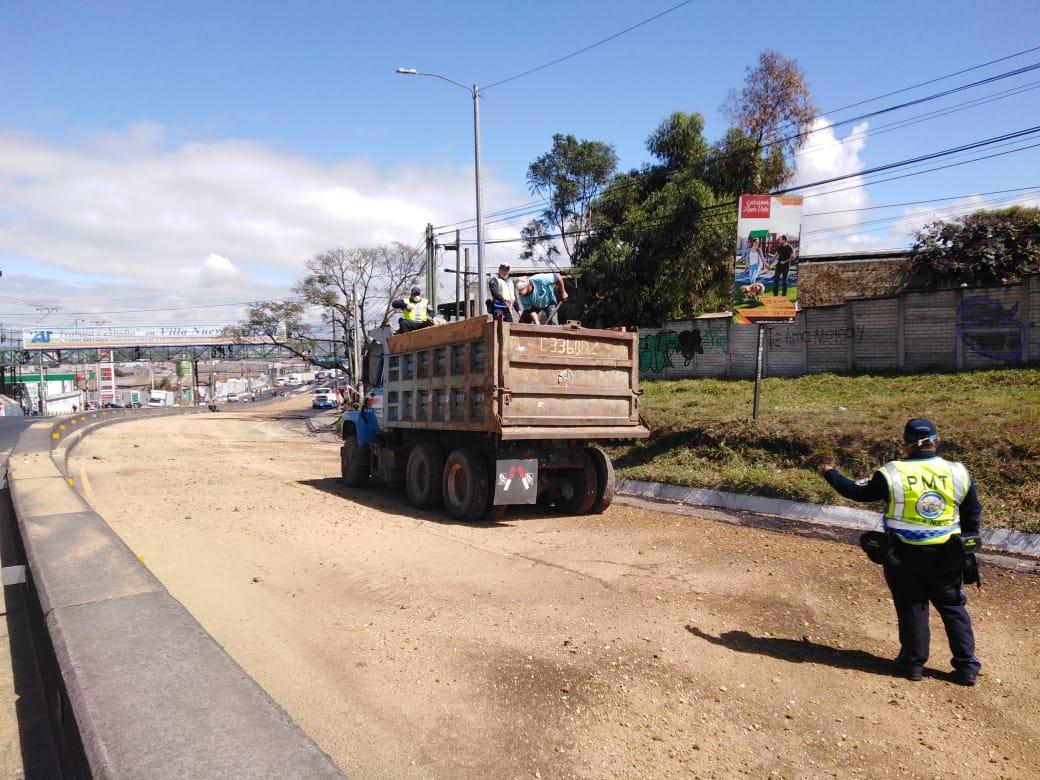 InfraVN's tweet photo. Infraestructura, atendiendo la emergencia de derrame de acido y lubricante sobre el asfalto en el Km. 19 C-A Norte. https://t.co/KEt43E459K