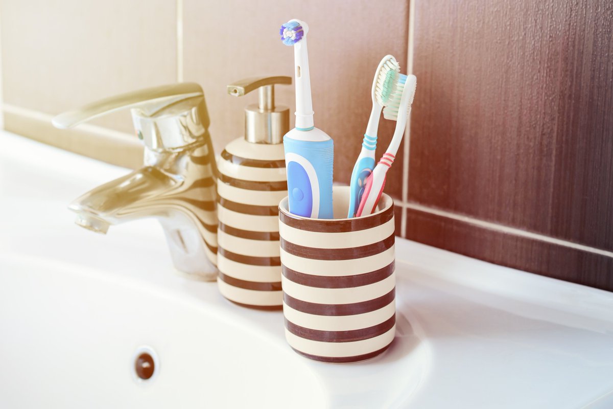 LFDentalChoice's tweet photo. Make sure you’re keeping your toothbrush clean. After rinsing it after each use, leave it to air dry to prevent new bacteria from growing. #toothbrushcare #toothbrush #dentalcare #oralhygiene https://t.co/tvPXVVNSla