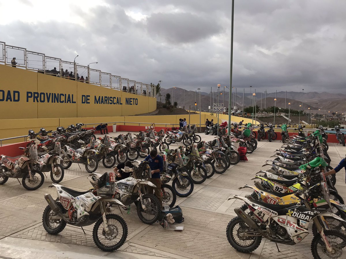 RoBerasategui's tweet photo. Descansan hombres y máquinas en la #etapamaraton del #Dakar2019 en #Moquegua #Perú 🇵🇪 https://t.co/z0aS5h4KZa