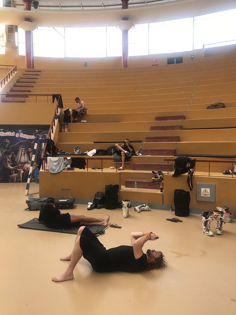 RoBerasategui's tweet photo. Descansan hombres y máquinas en la #etapamaraton del #Dakar2019 en #Moquegua #Perú 🇵🇪 https://t.co/z0aS5h4KZa