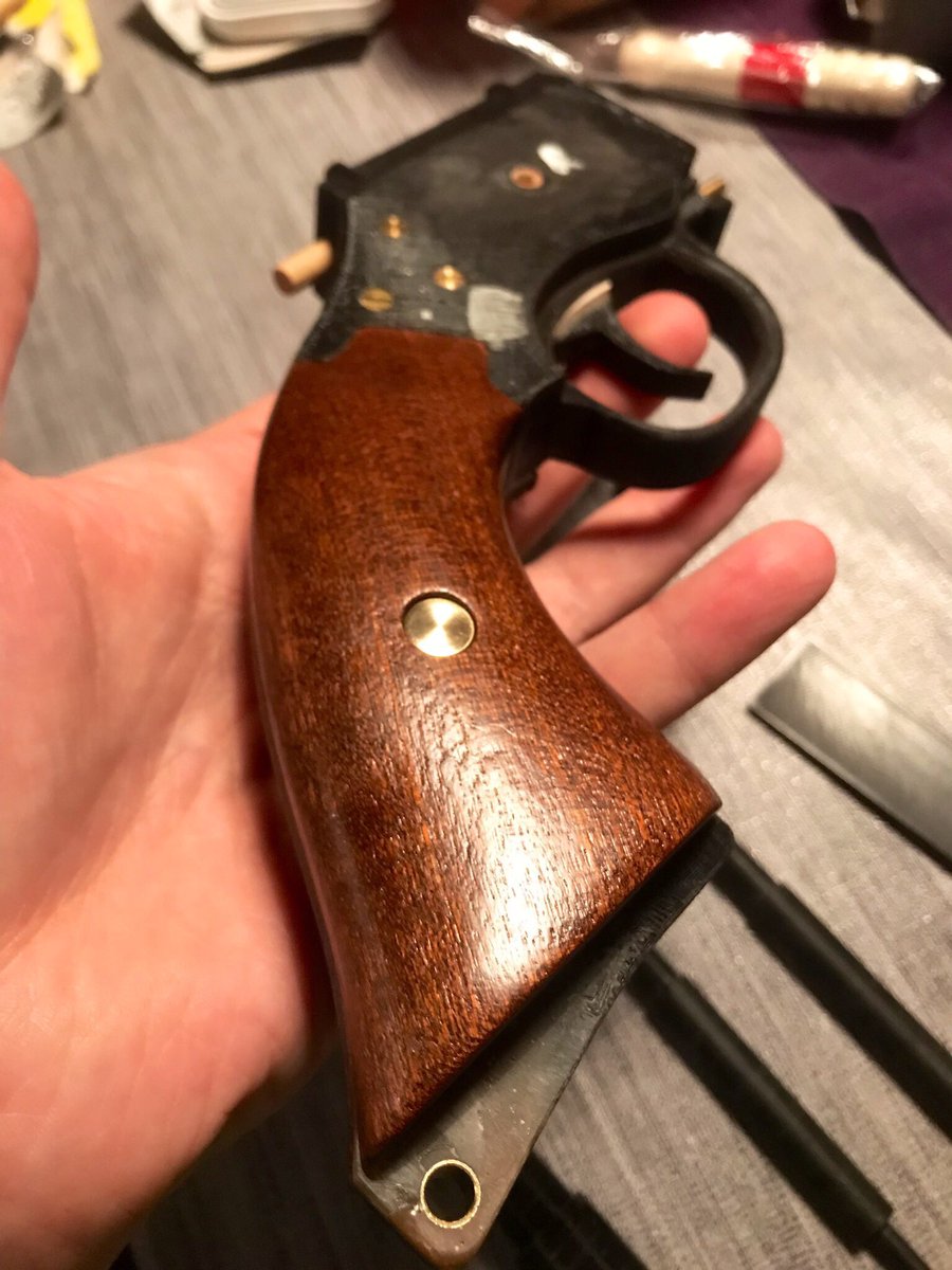 DerLachwitz's tweet photo. Die Werkstücke sind aus der Metall- und Holzwerkstatt zurück. Mit Sicherungshebel &amp; Abzug. Malcolm Reynolds Cosplay incoming... Nur echt mit Tropenholzgriff. #prusai3 #helloryker #browncoat #Firefly https://t.co/SOFHcyzxxR
