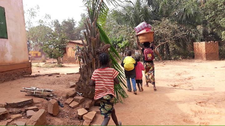 grothe2's tweet photo. #Centrafrique #Bambari, 10/01/2019, tension dans ville. Suites à prise ville par rebelles #UPC & autres, @touaderafaustin & #GouvernementRCA empêchés de célébrer (en décalé) Journée Mondiale Alimentation (#JMA2018). #CARCrisis #RCA #AliNdarassa
https://t.co/HSGrBOKdUW https://t.co/HsA2HXSXBa