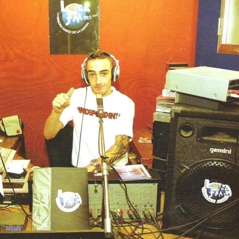 locafm's tweet photo. Los inicios de Loca y los inicios en la radio de un grande @djnanoshow OMITS, sin duda un programa que hizo historia, no solo en Loca, sino en la radio española como programa de referencia que escuchaba todo el mundo aficionado a la música electrónica
#LocaFM20aniversario #OMITS https://t.co/w4RtonikR8