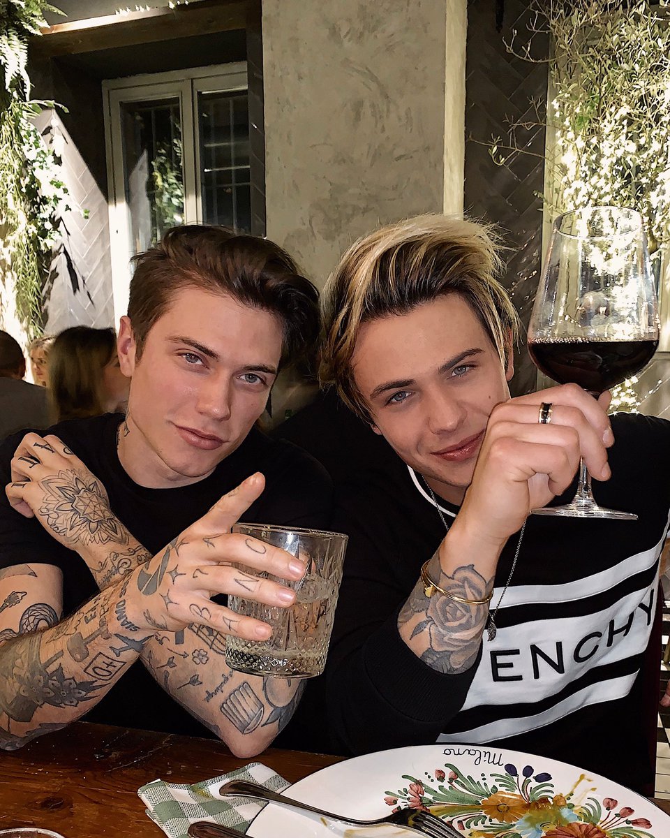BenjieFede's tweet photo. brodini at dinner https://t.co/TVDOH5xL1W