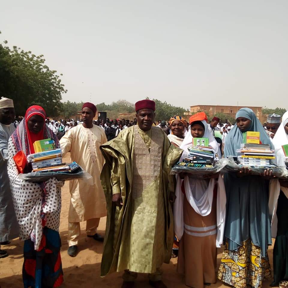 Sabiloulhouda's tweet photo. Images de remises de kits d excellence aux meilleures filles de la région de #Zinder,
Ouma Lawali alpha et Roukaya alpha de @Sabiloulhouda ont été récompensées. Du courage à nos vaillants professeurs car c'est le fruit de leur effort.
#Niger #Zantché #النيجر https://t.co/w7KVmjddsh