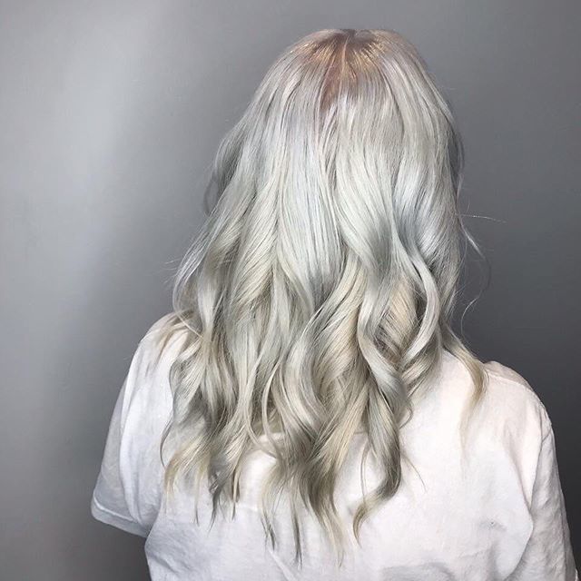 Perfect platinum ⚡️ #hair by @thesnoweffect ⠀⠀⠀⠀⠀⠀⠀⠀⠀

#lovepoho #platinumblonde #platinumhair #yeghair #yegstylist #yegsalon bit.ly/2TIEkZI
