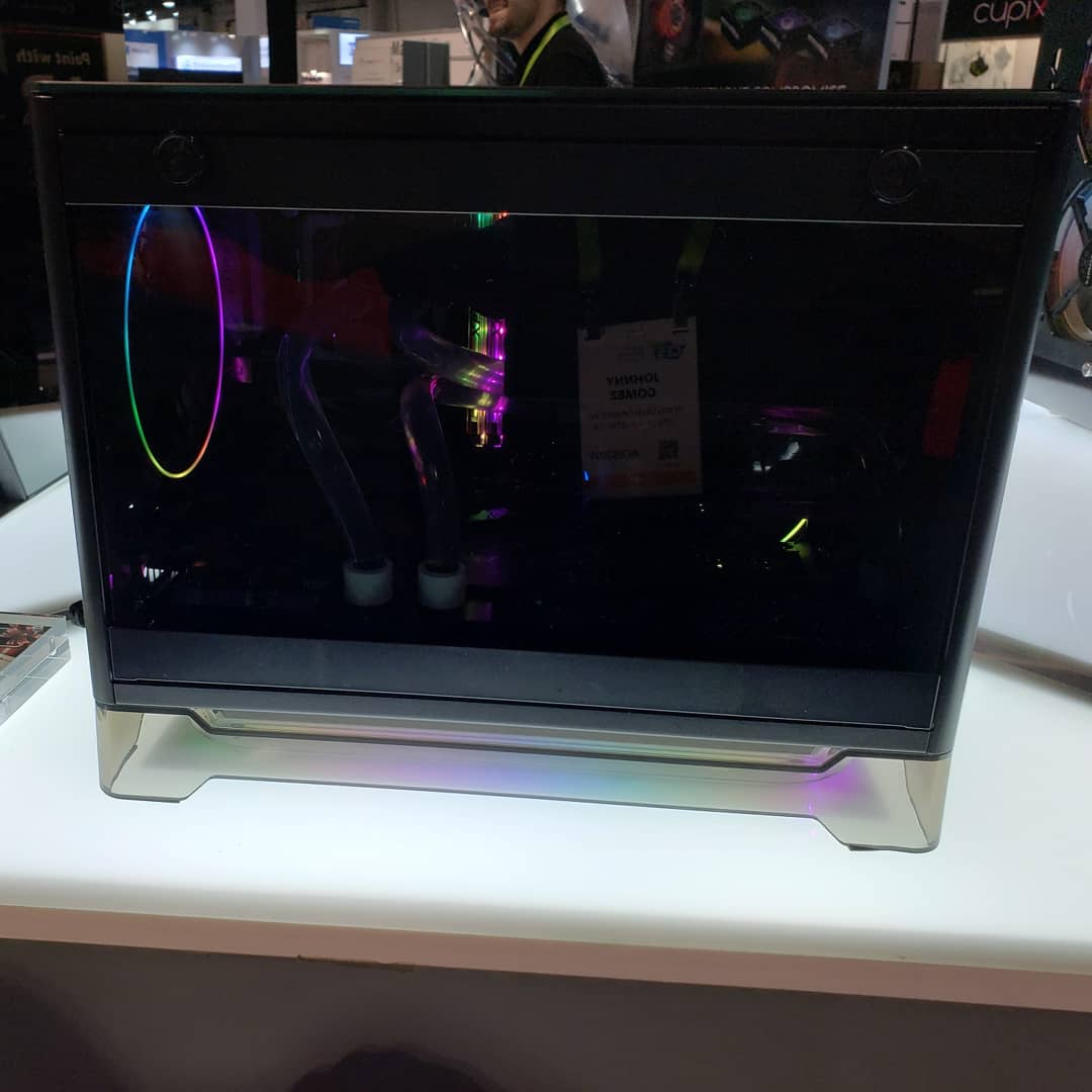 InWin_MX's tweet photo. Es el día 3 de #ces2019! #Inwin  presentamos el a1 plus que es una opción mejorada para nuestro popular modelo a1. Esta versión tiene rgb direccionable, un cargador de qi mejorado y ventilador Sirius Loop en la parte trasera. https://t.co/7feKWrFi2Y