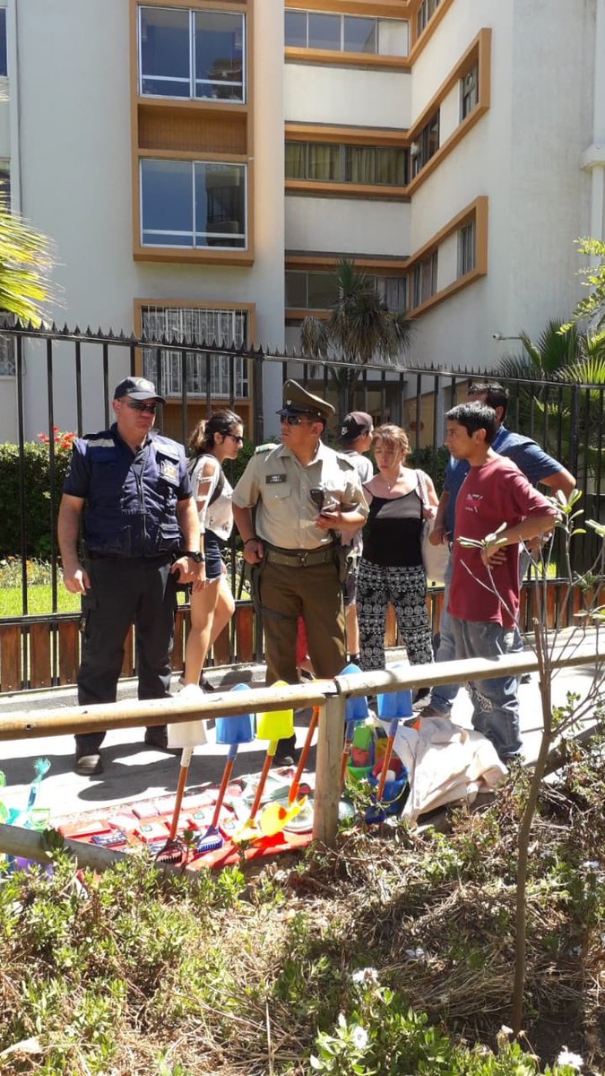 sciudadanavina's tweet photo. A esta hora:
Operativo de fiscalización al Comercio Ambulante ilegal por parte de Inspección Comunal, Seguridad Ciudadana en coordinación con Carabineros en distintos lugares de Viña del Mar.
#SEGURIDADVINA
⁦@cotyreginato⁩ 
⁦@vinadelmar⁩ https://t.co/pI2GO2y9SG