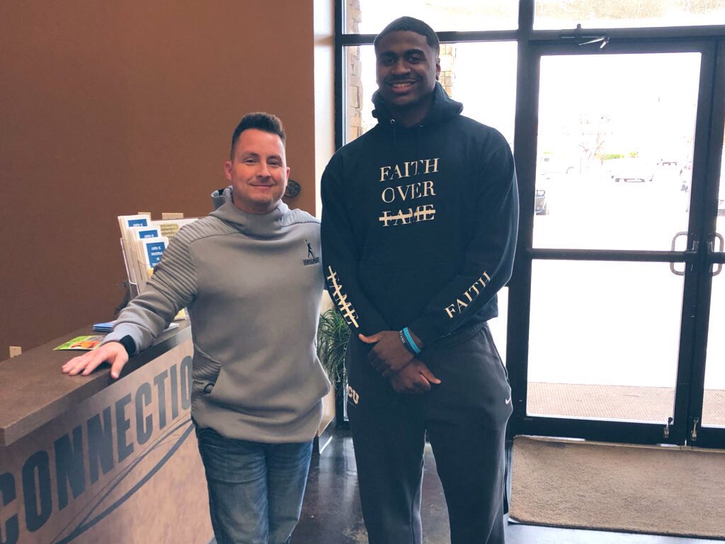 jeffharper11's tweet photo. Enjoyed catching up with @_justinrogers today. Talking offense & the Air Raid. Future NFL QB @GunslingerQBA #ParkwayFootball #TCUQB https://t.co/2QmsWWqcg5