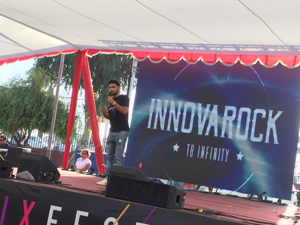 Los emprendedores de la #RegiónEstrella comienzan a exponer sus pitchs de negocios al puro estilo rockstar 🤘🏻🗣🎤  #InnovaRockNights #FenixFest  <a href="/userena/">U. de La Serena</a>  <a href="/irockCL/">Comunidad #InnovaRock</a>