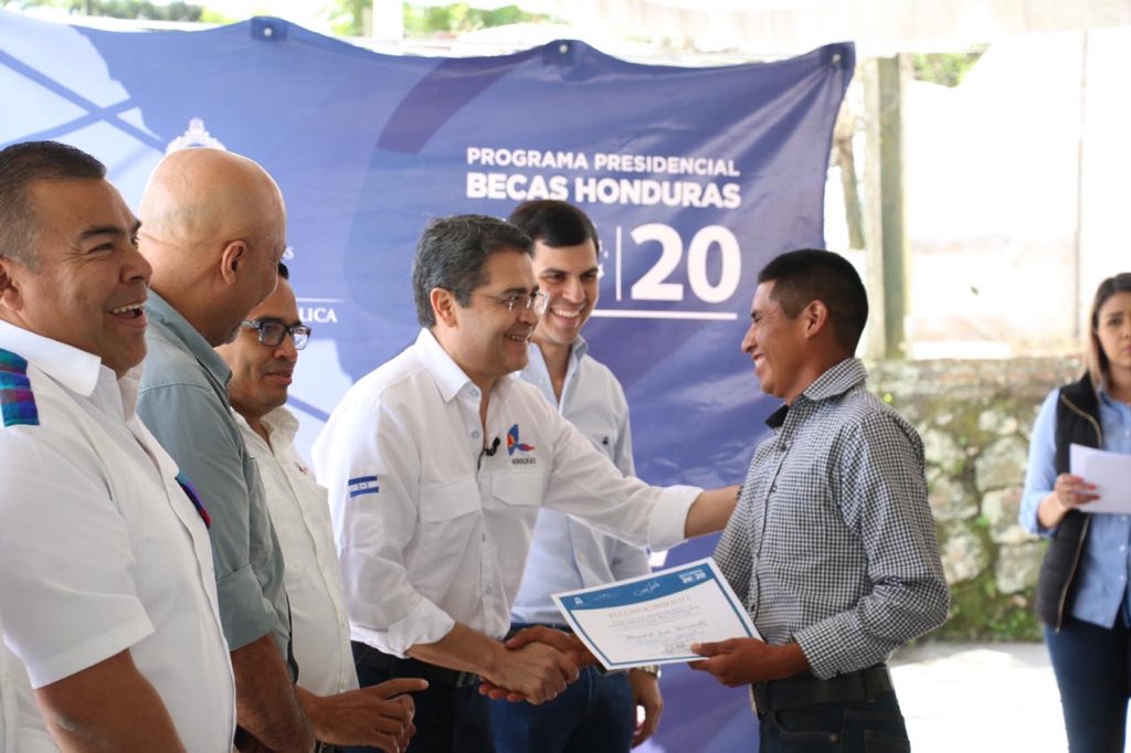 BecasHN2020's tweet photo. Hoy 27 campesinos hondureños recibieron de manos del Pdte. @JuanOrlandoH  y nuestro director @ErasmoJPortillo, una #Beca2020 para formarse en Colombia. https://t.co/FudxUfEz74
