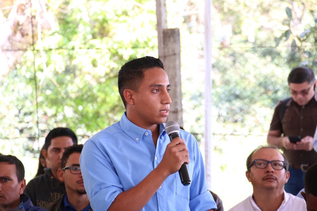 BecasHN2020's tweet photo. Hoy 27 campesinos hondureños recibieron de manos del Pdte. @JuanOrlandoH  y nuestro director @ErasmoJPortillo, una #Beca2020 para formarse en Colombia. https://t.co/FudxUfEz74