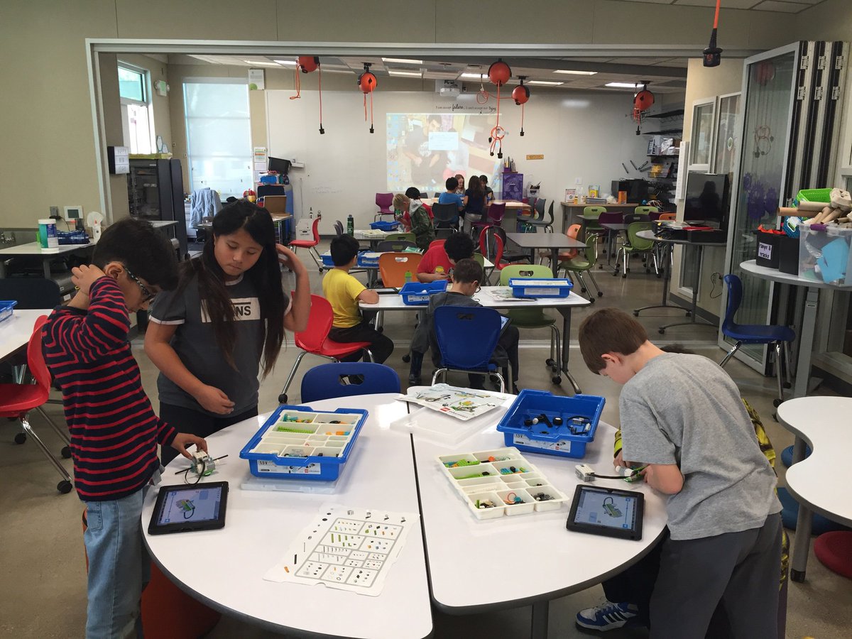 Lego WeDo 2.0 creations in   #makerspace with <a href="/mrsgarciaSTEAM/">Jenna (Basinger) Garcia</a> #usdlearns #lietzpride