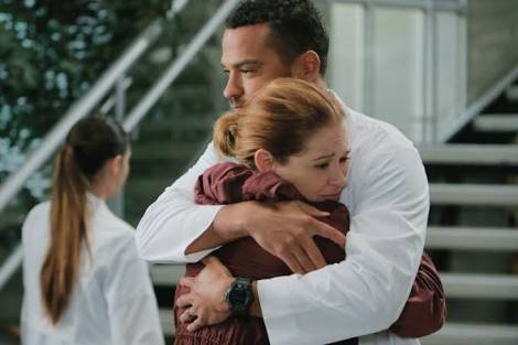 giovanasouzaan's tweet image. #AmoGreysPorque Nos fez perceber que até os amores mais sinceros e bonitos tem fim, não por falta de amor. Nos ensinando que não basta só isso pra dar certo