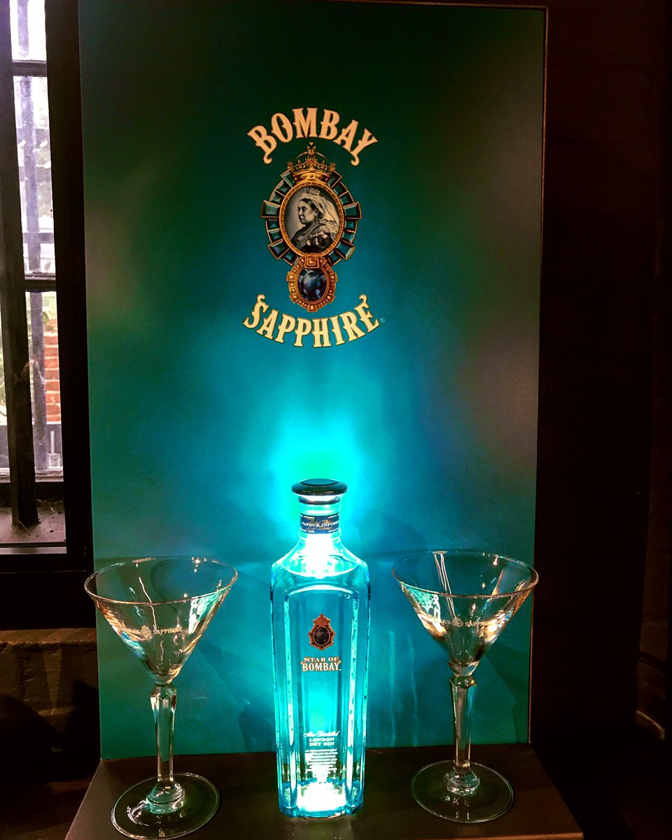 Paloabreu's tweet image. Came home with a lovely bottle from @homeofbombay exactly like the picture🍸🍸 #bombaydistillery