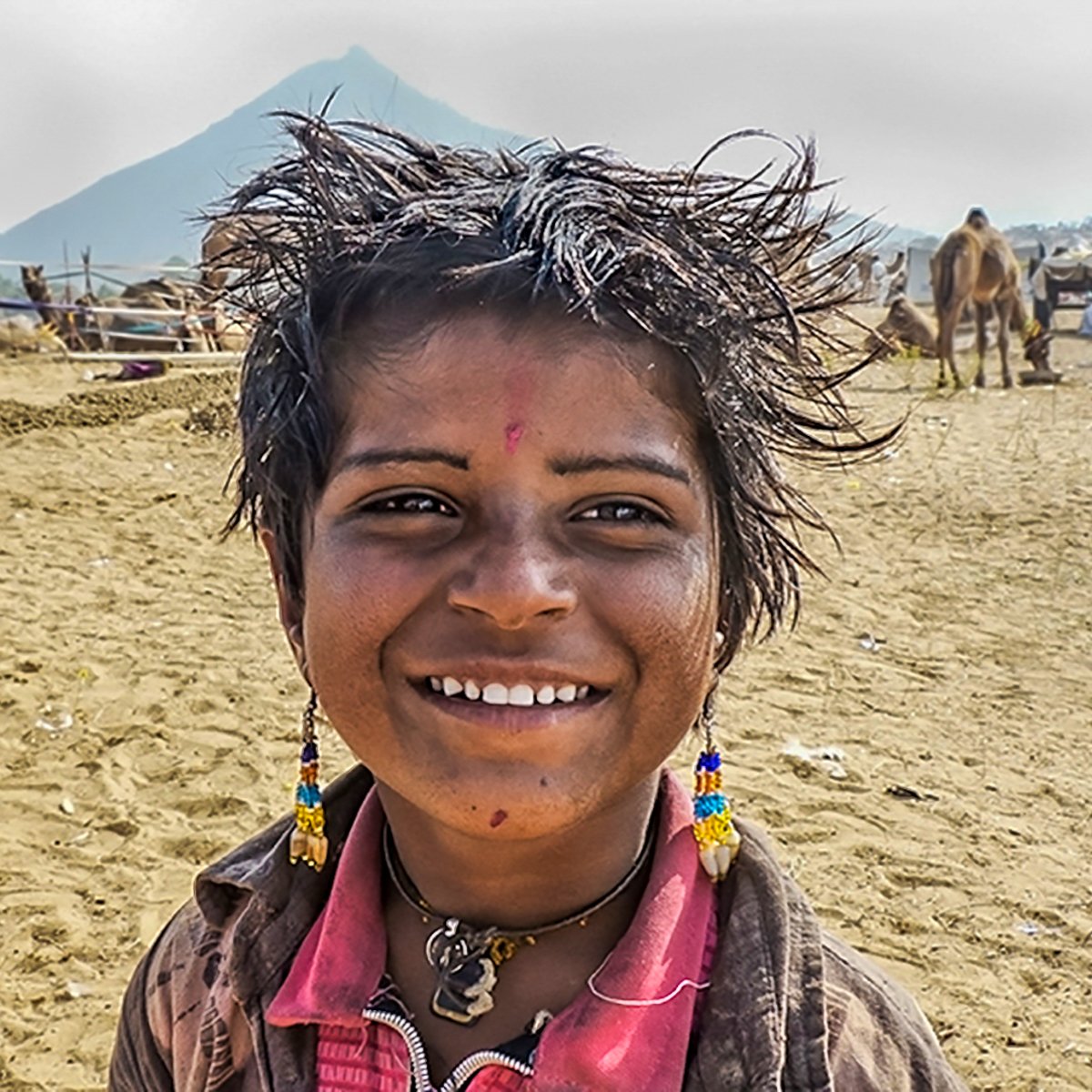 Gypsy girl. Beyond the Mela at the Pushkar Camel Fair. Pushkar, Rajasthan, India. November 2012.
.
.
#indiangirl #pushkarfair #pushkarcamelfair #indiangypsy #rajasthani #rajasthanigirl #streetphotography #travelblogger #travelphotography #alisonanddon #potd #photooftheday