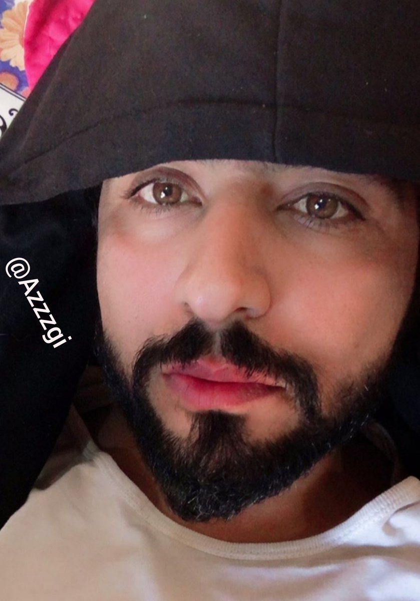 تغيب عن عيني ومسكنك في الجوف 
مـاغـبـت عـن بـالـي وروحــي دقيقه
.
مـن ويـن اوجـه نـظرتـي كني اشـوف
زولـك ولا ادري حــلــم ولا حـقــيـقـه
.
بـس الـحـقـيـقـه انـك بجوفي حـروف
مـنحـوتـة تـحـت الـضلـوع الـرقـيقـه