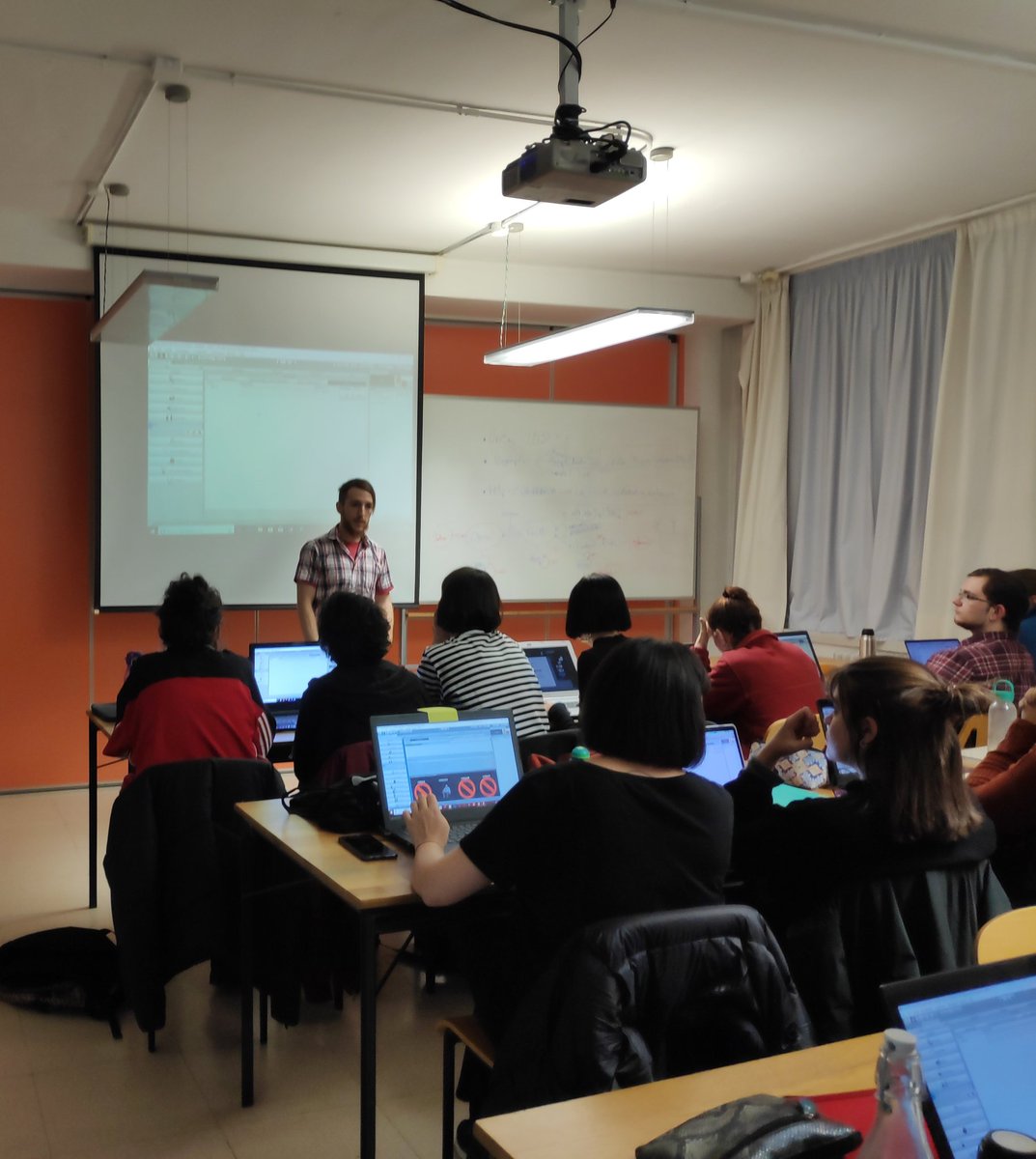 Victorma's tweet photo. Enseñando uAdventure en la @ESDMadrid_ . Crear tus #juegoseducativos en #Unity nunca ha sido tan sencillo! https://t.co/gpkMapuigX