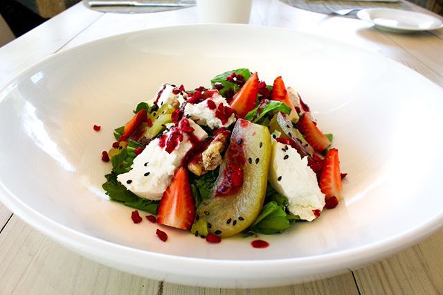 Start your weekend Healthy with these Goat Cheeses Salad with caramelized Pear, Rocket, Wallnuts with Red Fruits Vinaigrette only at pearl. 😉 😍 
#PearlMoment #happinessrevolution #happinessprovider #PearlBeachClub #beachclub #puntacana #bavaro #carib… bit.ly/2H6p3Ar