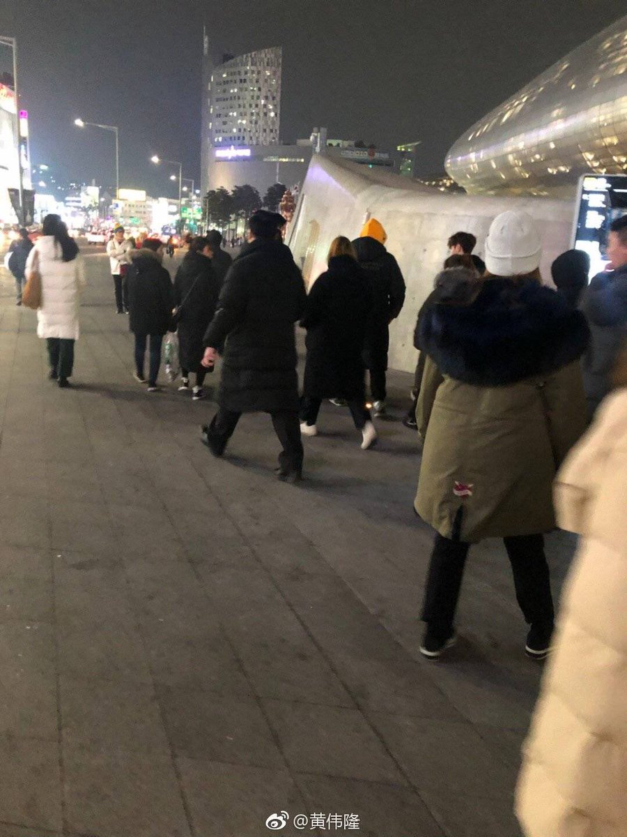 eternallyixing's tweet photo. yixing was spotted in seoul filming something at dongdaemun design plaza, OP said it’s an mv, there was dancing and back up dancers (cr: 黄伟隆） https://t.co/HSuMQsvVNV