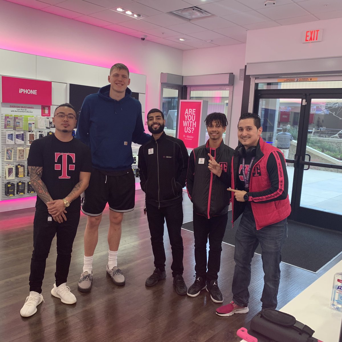 ash_singh96's tweet photo. Thank you @HenryEllenson13 from the Detroit pistons coming to our T-Mobile here in downtown K&amp;7th. #HeBoughtBeats @DerrickSeay1 https://t.co/1KDvAiR27N