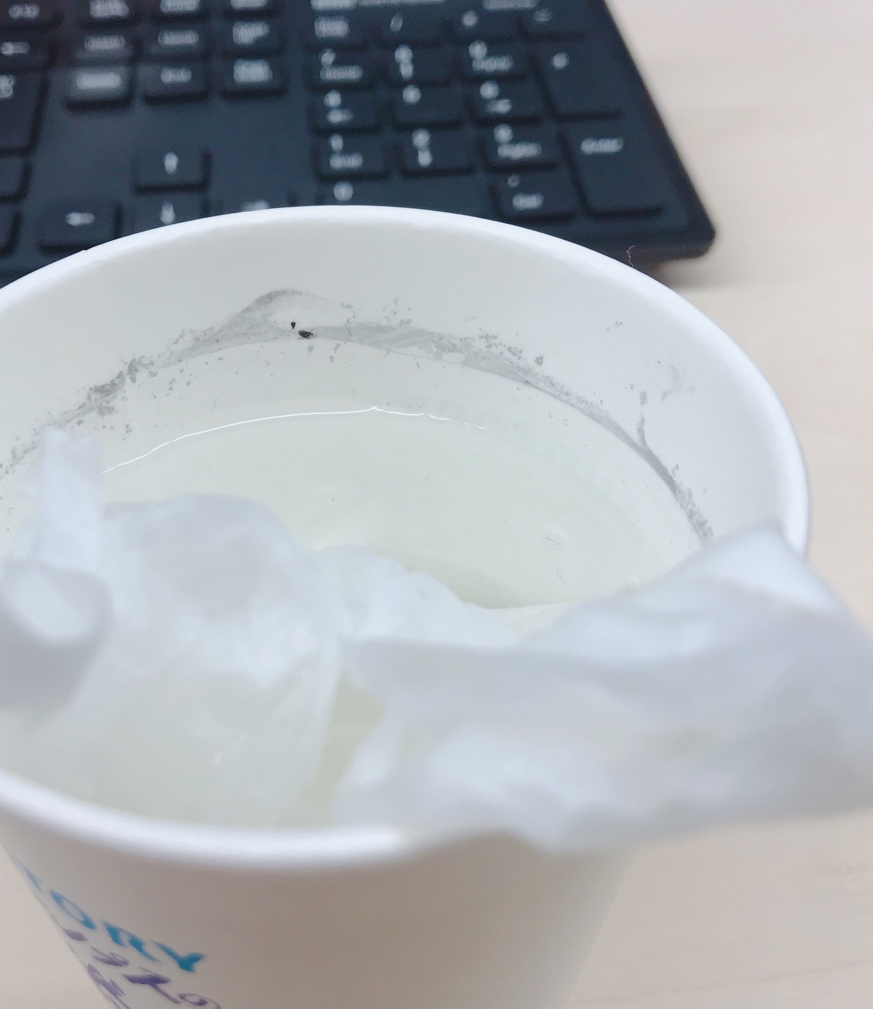 あかばね 加湿器の代わりにコップに水張ってティッシュつけといたんだけど丸一日で1cm以上減ってるおそるべし あかばね 加湿器の代わりにコップに水張ってティッシュつけといたんだけど丸一日で1cm以上減ってるおそるべし