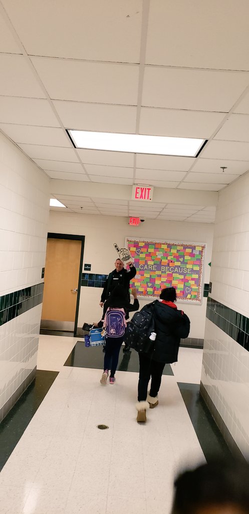 EdLeaderSIB's tweet photo. Deputy Epple making connections with Stone Hill Ss this morning by greeting them as they come into school! How awesome!! #RelationshipFirst #kidsdeserveit @StoneHillMiddle @kanneclark @EdChiLCPS @LCSO3329 https://t.co/p0DC9D84ur