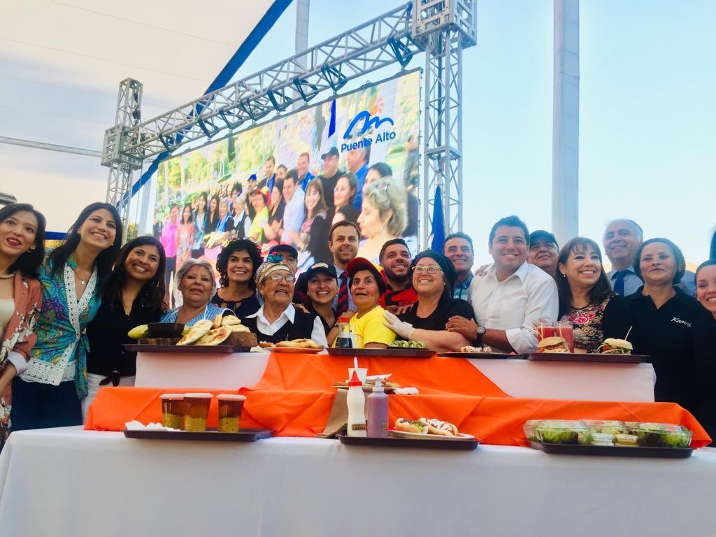cultura_pa's tweet photo. INAUGURACIÓN COCINERIAS | Conociendo a los emprendedores puentealtinos que estarán en las cocinerias del Pueblito de la Vizcachas e inaugurando junto a nuestras autoridades este nuevo espacio para los vecinos de la comuna. https://t.co/QdAN1MxsJP