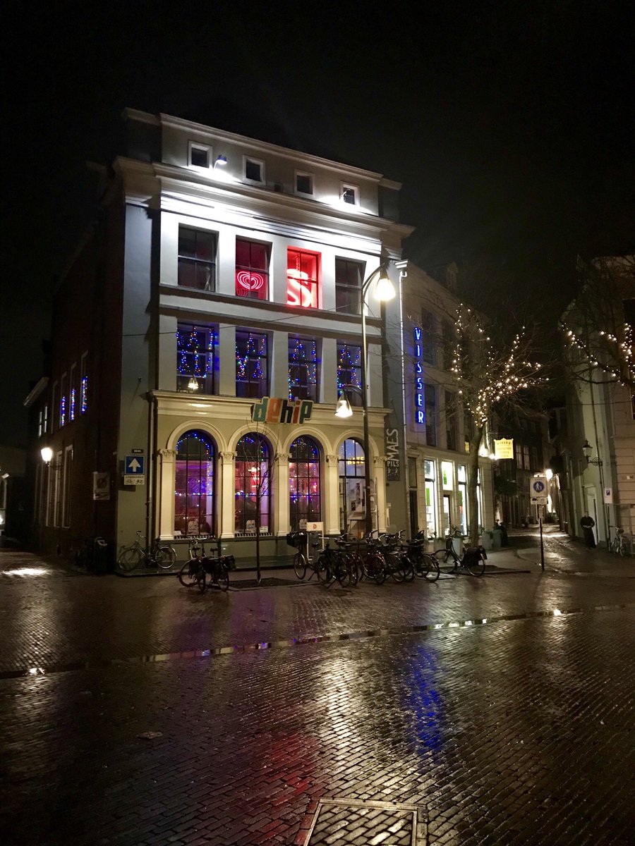 StarsLB79's tweet photo. Wat een #tribute aan #davidbowie op zijn sterfdag #10012016 in #dehip #deventer. What een look a like is #bartelbartels 👌🏻💫❤️ https://t.co/2SfyuSlpjv