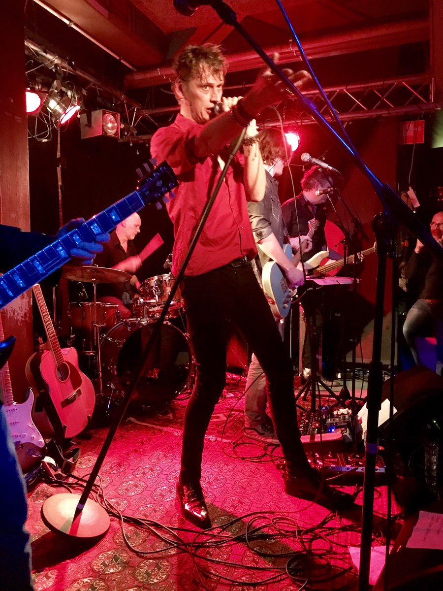 StarsLB79's tweet photo. Wat een #tribute aan #davidbowie op zijn sterfdag #10012016 in #dehip #deventer. What een look a like is #bartelbartels 👌🏻💫❤️ https://t.co/2SfyuSlpjv