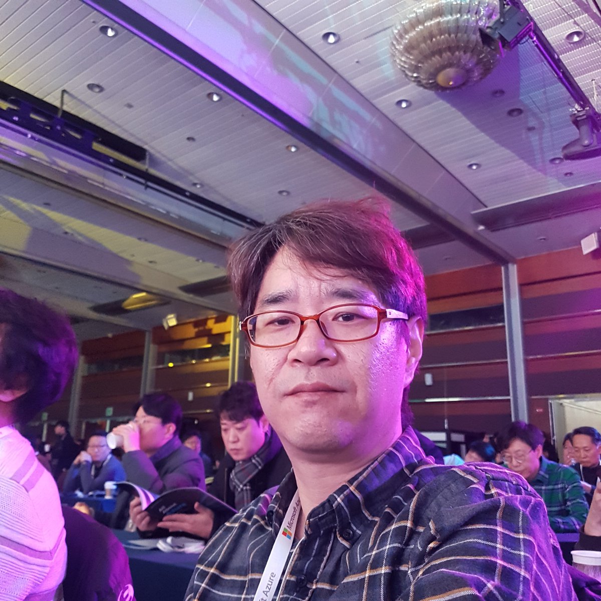 SngsuLee's tweet photo. ์ค๋๋ง์ ์ปจํผ๋ฐ์ค. ์๋ฒ๋ฆฌ์ค์ ๋์ ์์ . Rare conference exp. Trying serverless. #AzureEverywhere https://t.co/KndaydCA8O