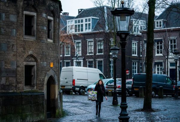 Stilstaand blik op dure grond: de parkeerplek verdwijnt uit de steden, Utrecht en Amsterdam gaan voorop
 
De auto wordt steeds verder teruggedrongen uit de stad. Utrecht, dat met Amsterdam vooroploopt, vermindert het aantal parkeerplaatsen in... 
groenehartmedia.info/stilstaand-bli…
