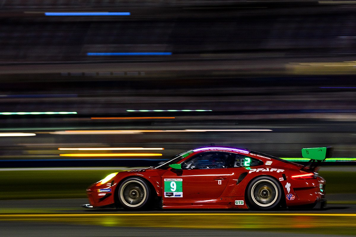 meinpanamracing's tweet photo. #IMSA Aquí os dejamos unas fotos de los "Libres" nocturnos del @imsa en Daytona #Roar24 #Daytona #Porsche #911RSR #911GT3R #MeinPanamRacing https://t.co/xJulaU40SP