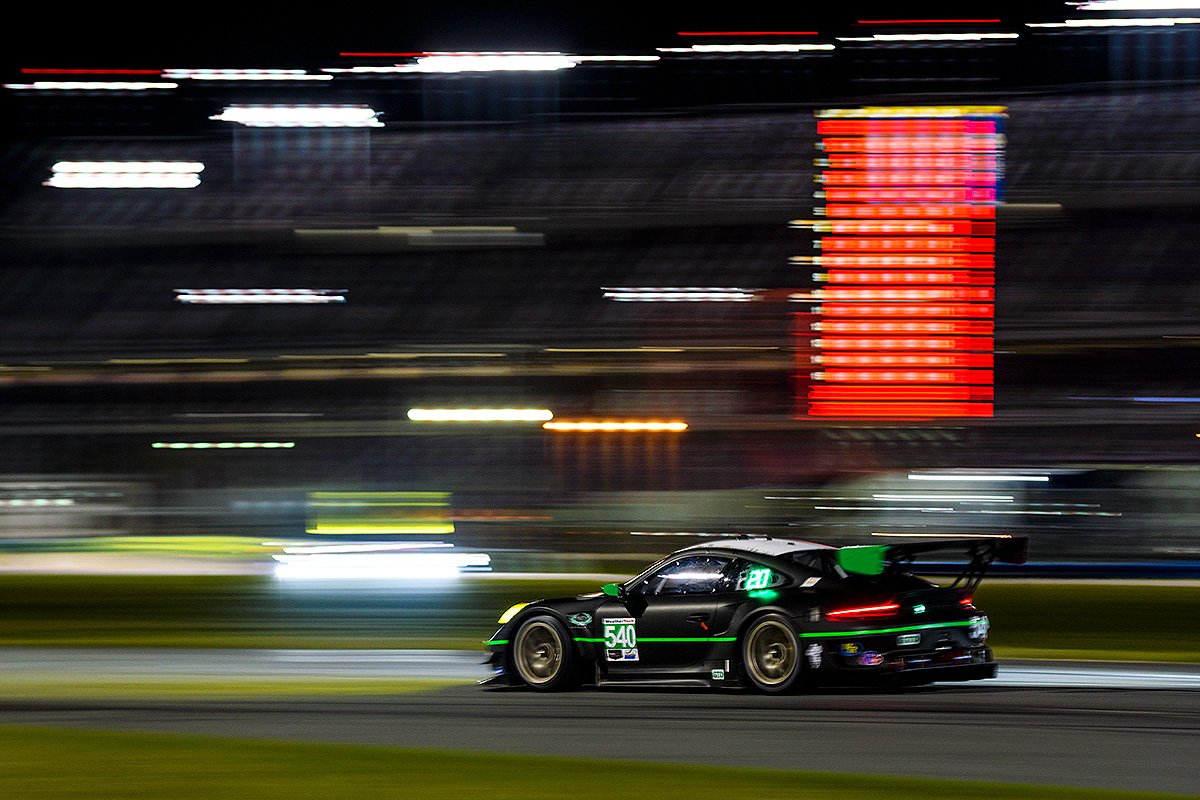 meinpanamracing's tweet photo. #IMSA Aquí os dejamos unas fotos de los "Libres" nocturnos del @imsa en Daytona #Roar24 #Daytona #Porsche #911RSR #911GT3R #MeinPanamRacing https://t.co/xJulaU40SP