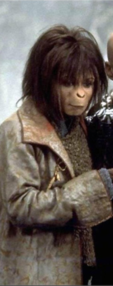 MaguiAVeces's tweet image. Rara no sé, pero que viene de otro planeta es seguro.

#GHDÚOGala2