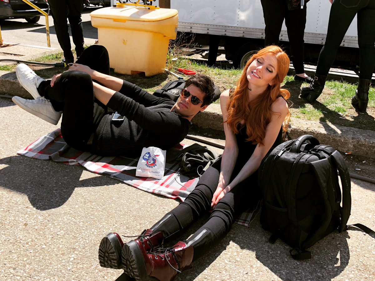 BriBriGuy23's tweet photo. Damnit ⁦@MatthewDaddario⁩ , we were wondering what happened to Clary and she was beside you the whole time! #Shadowhunters https://t.co/0tuew0PhjW