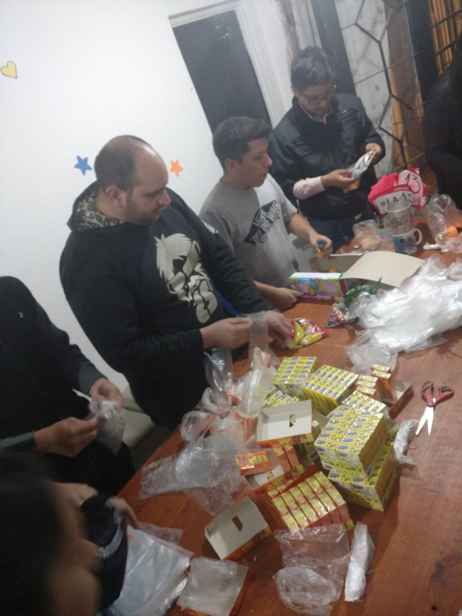 Secc13Jr's tweet photo. Hoy armando todo, para que los niños de la Seccional 13 tengan su día de #Reyes, es la suma de voluntades latentes, en busca de resultados con raiz solidaria. #AmamosLoQueHacemos #JuventudEnAccion #JRSECC13 https://t.co/k6umzVuFm5