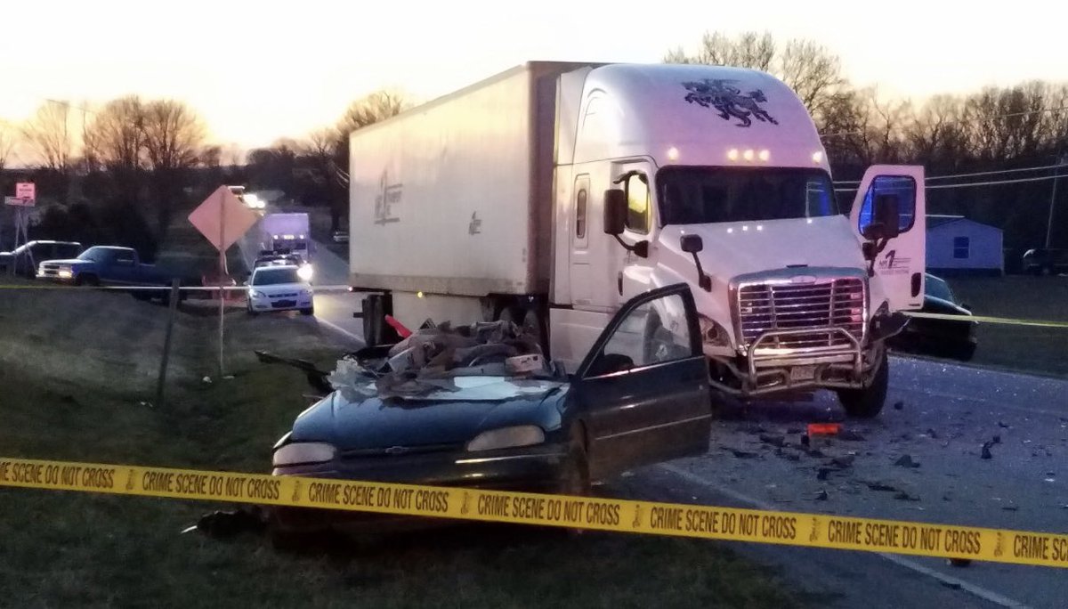 joeimel's tweet photo. Per KSP, James E. Arms, 32, Park City, and Lavonda J. Flannery, 45, Rocky Hill, were pronounced deceased today on the scene of a 2 vehicle accident at 22512 Louisville Rd. Arms car left the roadway and reentered into the path of a Freightliner semi truck. https://t.co/5GL0r6ldNj
