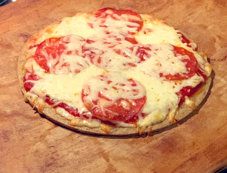 hrqueengold's tweet photo. Made pizza for dinner. #keto #eatitwhileitshot #causeitsnastycold https://t.co/Vp1nyAhZrd