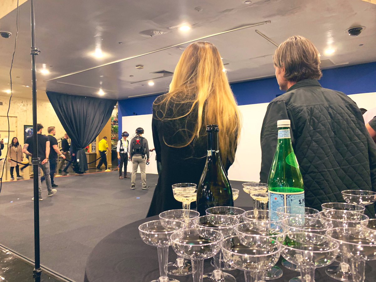 ikkou's tweet photo. #CES2019 併催の #VRFEST で体験できる予約オンリーコンテンツの #PlatformaVR をこれからみんなで体験するよ!VIVEとパックパックPCを背負ってやるフリーローム型で楽しみなんだ!待っている間は飲んだり食べたりして待っていてねって言われたけれどお酒があるよ、VR酔いしないのかな🍾🍎 #R4DCES https://t.co/CIZvkcWpVG