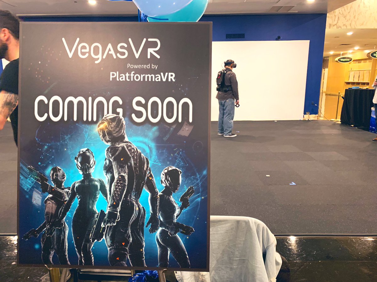 ikkou's tweet photo. #CES2019 併催の #VRFEST で体験できる予約オンリーコンテンツの #PlatformaVR をこれからみんなで体験するよ!VIVEとパックパックPCを背負ってやるフリーローム型で楽しみなんだ!待っている間は飲んだり食べたりして待っていてねって言われたけれどお酒があるよ、VR酔いしないのかな🍾🍎 #R4DCES https://t.co/CIZvkcWpVG