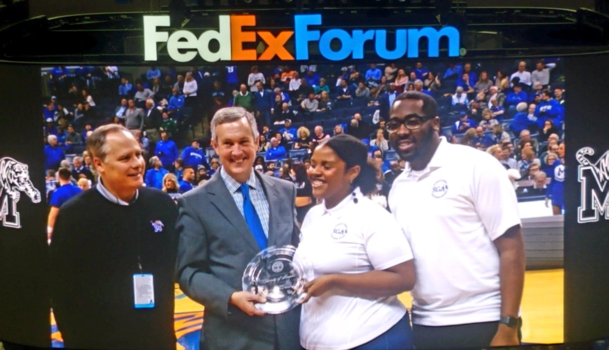 feroxfemina's tweet photo. Proud to see @houstonhighGMSD alum @antoniodesean recognized at the @uofmemphis game tonight for his work with student government and civic engagement #excellencenevergraduates https://t.co/CFlIorJ1pJ