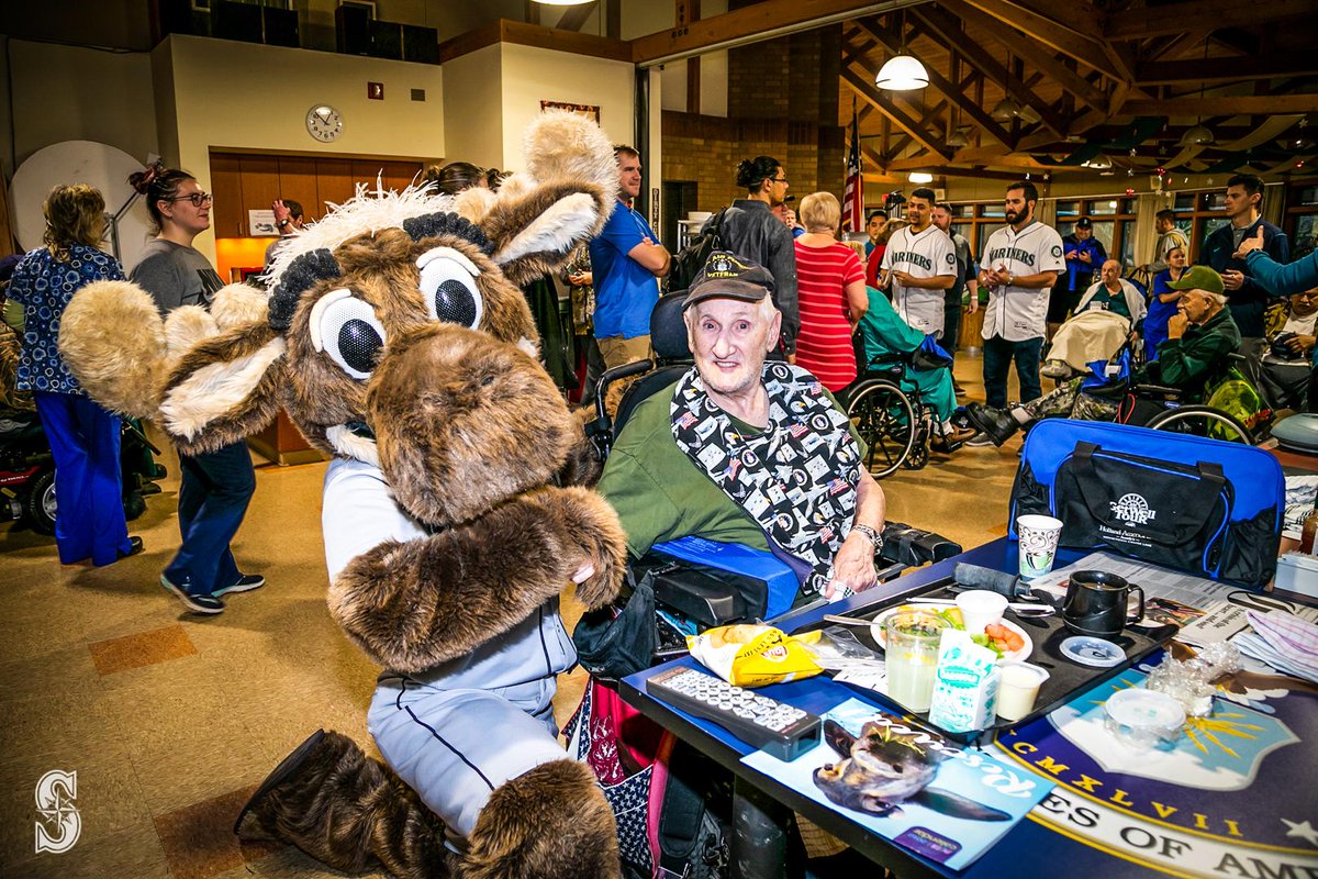 Mariners's tweet photo. Proud to say thank you. 🇺🇸

Yesterday, the #MarinersCaravan🚌 paid a visit to the Portland VA Medical Center. https://t.co/xRTDadnDpC