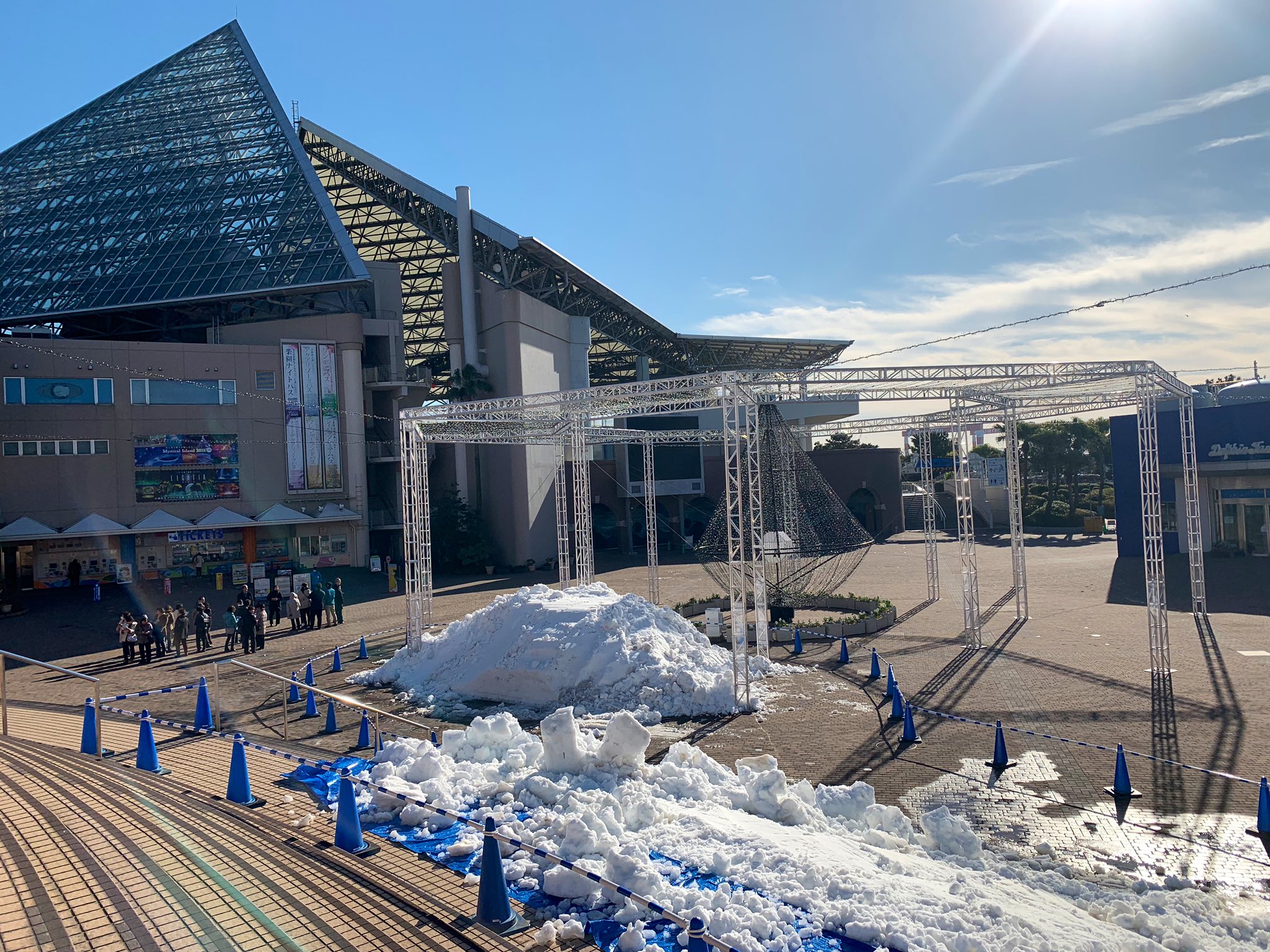 横浜 八景島シーパラダイス公式 アクアミュージアム前の広場に 秋田県横手市から50tの雪が運ばれてきました これから かまくら が作られます 明日には皆さまもお入りいただけますので どうぞお楽しみに シーパラ