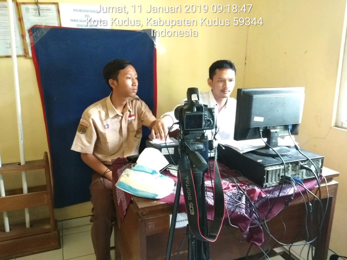 dukcapilkudus's tweet photo. Team jemput bola UAS (Untuk Anak Sekolah) hari ini merekam data ktp di SMA KRAMAT KUDUS nh gaes. Dan ingat semua pelayanan DINAS DUKCAPIL KUDUS GRATIS.!!
@pututwinarno09
@dukcapil_jateng
@ganjarpranowo
@tamzil_hartopo
#GISA #KUDUSPEDULI #kudushitz #kudusupdate https://t.co/ODjzioz1vD