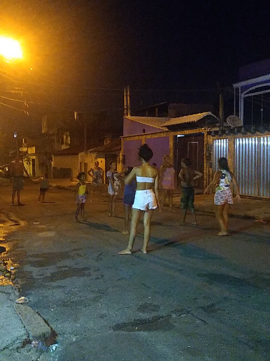 orobessa's tweet photo. 1:50 da manhã rolando a bandeirinha, isso não se vê mais! https://t.co/NjZYGKroxE