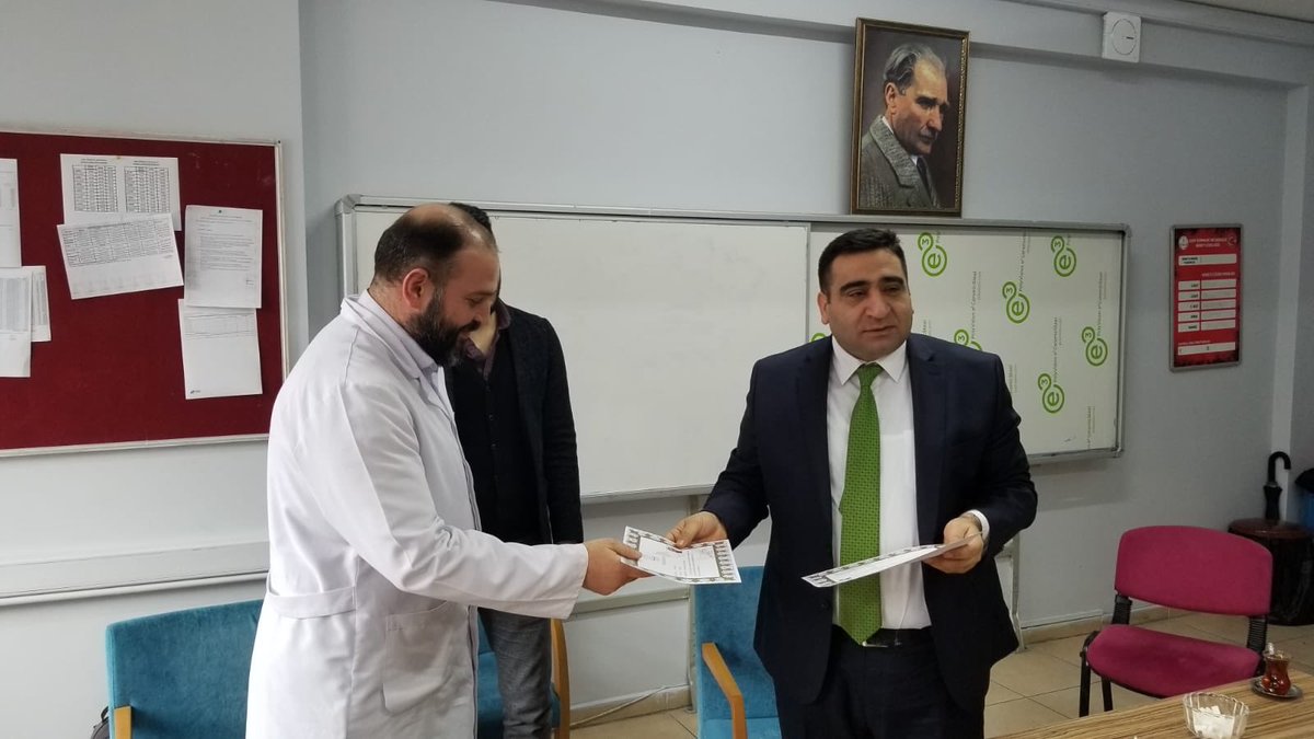 İlçe Milli Eğitim Müdürümüz Sayın İbrahim DEMİR okulumuzu ziyaret ederek öğretmenlerimizle öğretmenliğin önemi ve değeri hakkında sohbet ederek. Okul müdürümüz Erhan Güneş ve Din kültürü öğretmenimiz Mehmet Titiz’e başarı belgelerini takdim etti. <a href="/2525Ibrahim/">İbrahim Çulfaoğlu</a> <a href="/sultangazimem1/">Sultangazi İlçe Millî Eğitim Müdürlüğü</a>