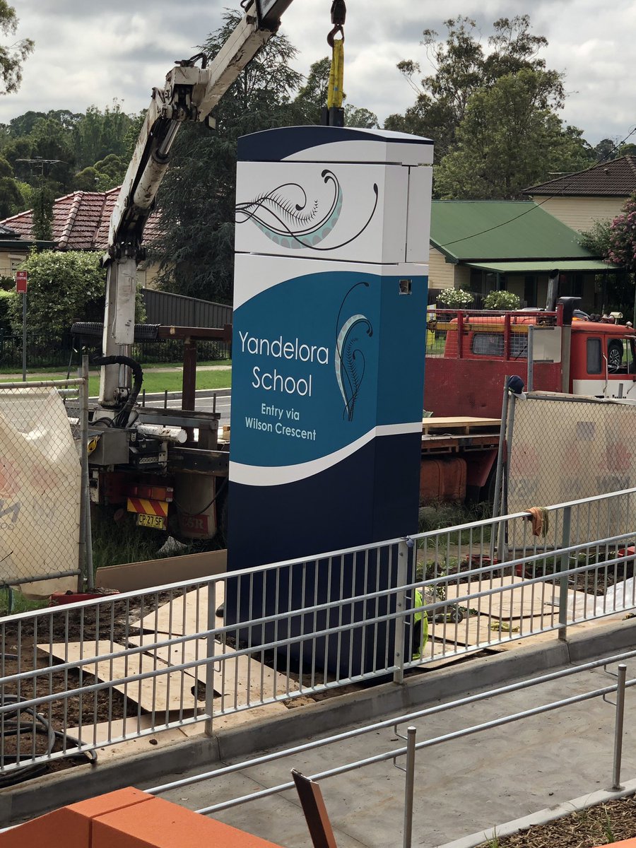 JacquelineLoc10's tweet photo. I was excited today to see the installation of the amazing school sign on Richardson Rd. No one will miss it. @cdtasker @JRaciborska @LynneIrvine14 https://t.co/8n0uXjW4rw
