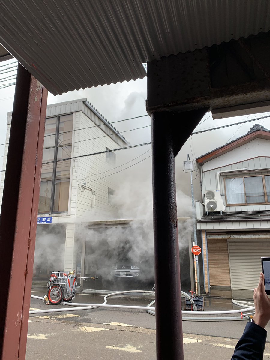 新潟市秋葉区新津本町３丁目の住宅で火事の現場画像